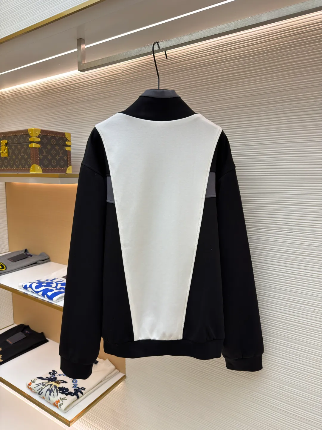 LOUIS VUITTON Spliced jogging sweatshirt long-sleeved sweatshirt ●Original version: Purchased and developed by 13126 ●Item number: 1682019-B70 ●Fabric: 100% cotton ●Technology: Made by positioning cutting machine ●Color: black, gray and white ●Version: fitted version ●Weight: about 1015 grams ●Size: S-M-L-XL ●Description: This Louis Vuitton color-blocked jacket is made of high-elastic composite knitted fabric (polyester fiber + spandex blend), which has been treated with matte brushing, giving it both stiffness and skin-friendly feel. The body of the garment adopts geometric color-blocking cutting technology: black, gray, and white pieces are spliced ​​diagonally in a V-shape, and the edges are processed by "laser seamless fit + same-color overlocking" to ensure smooth seams without any irritation. The "VUITTON" logo on the chest uses a three-dimensional silicone imprinting process. It is first laid with a low-temperature setting glue layer and then covered with a matte coating to take into account the three-dimensionality and washability of the logo. The neckline is a stand-up collar design with built-in elastic lining reinforcement; the zipper is made of brand-customized metal, and the chain teeth are the same color as the fabric; the cuffs and hem are equipped with high-elastic ribbing, and the overall shape is ergonomically optimized to suit daily casual scenes. The overall wiring is straight and delicate, the fabric is comfortable and soft, and the color is consistent without color difference. It can be matched with the same style to create a fashionable look and control various occasions. Customized accessories, complete with three standards, same style for men and women!